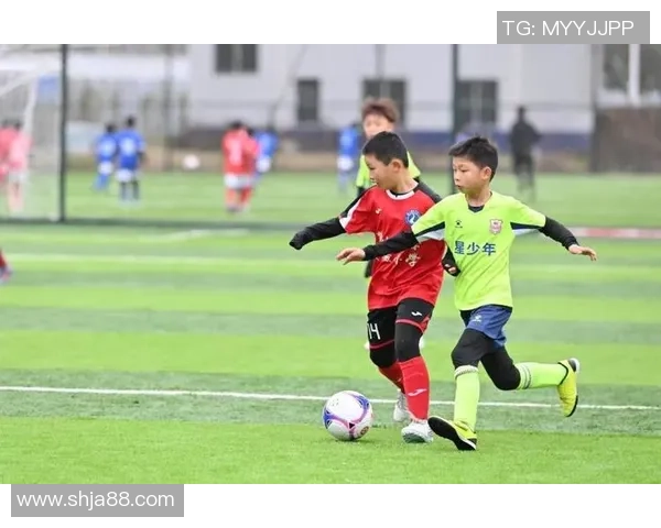 球星日常生活与赛场英姿完美融合的足球精彩瞬间图片合集