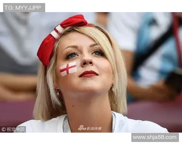 足球女星与世界顶级球员合影留念 展现运动魅力与友谊之光