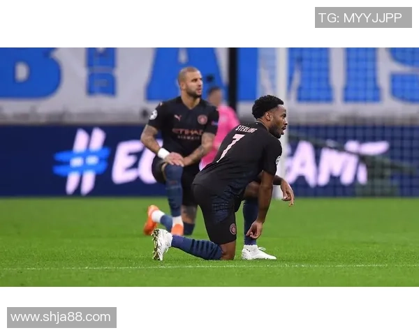 足球巨星钟爱休闲鞋展现赛场外时尚与生活品味魅力