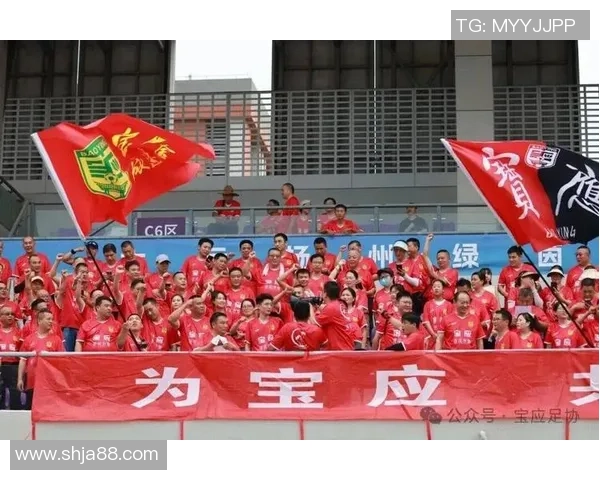 足球球星展架全景展示 激发球迷激情与荣耀感的视觉盛宴