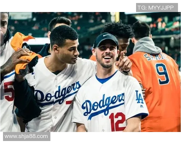 足球球星时尚演绎复古潮流棒球服展现运动与街头魅力